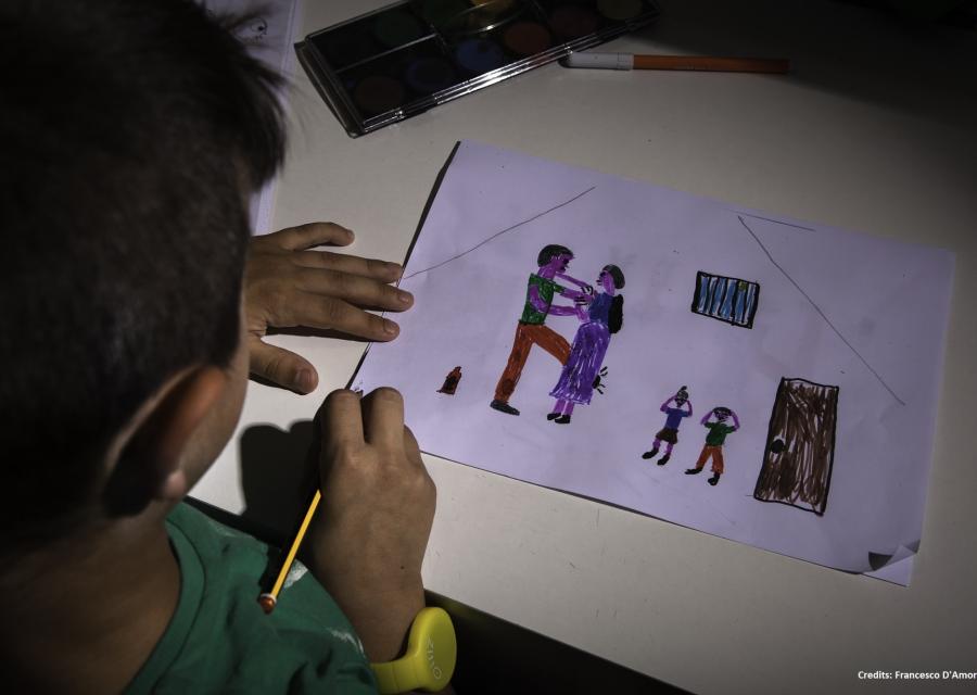 bambino disegna un episodio di violenza assistita in casa