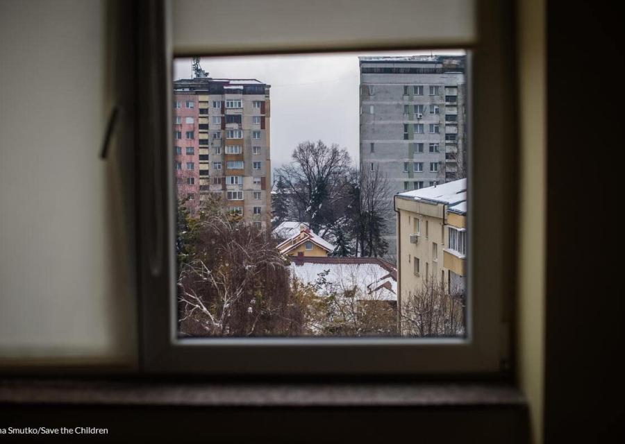 visione da finestra in cui si vede un albero con neve