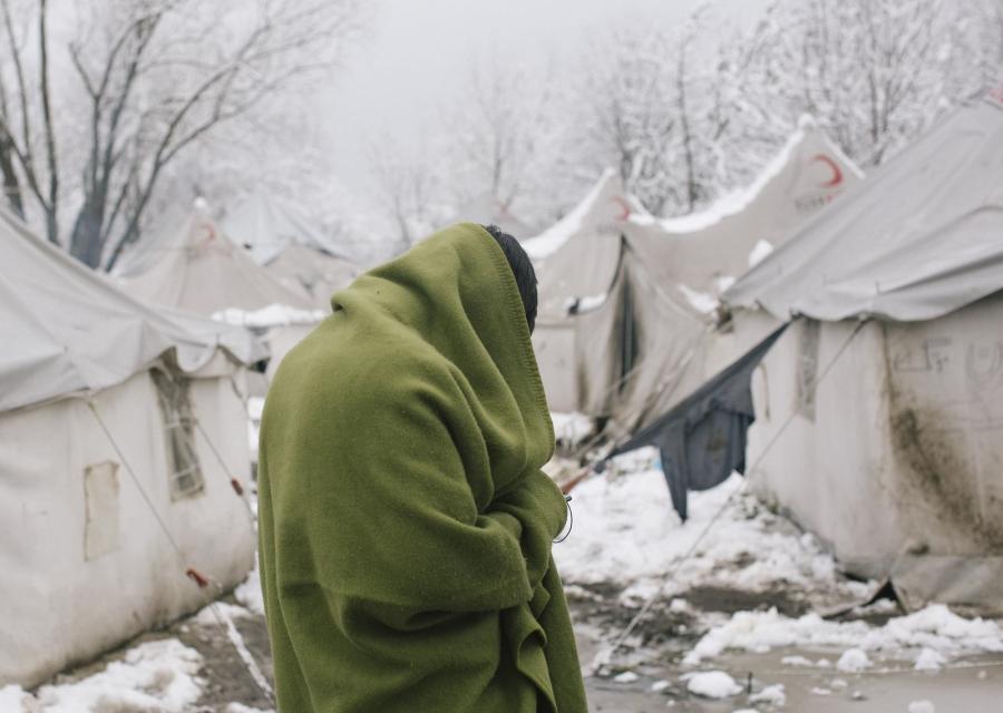 Minore avvolto di spalle avvolto in una coperta nel campo di Vucjak in Bosnia ed Erzegovina