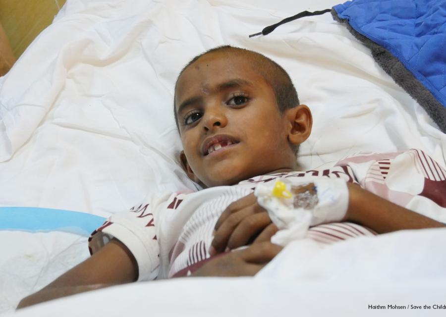 Bambino Yemenita ferito sdraiato in letto di ospedale
