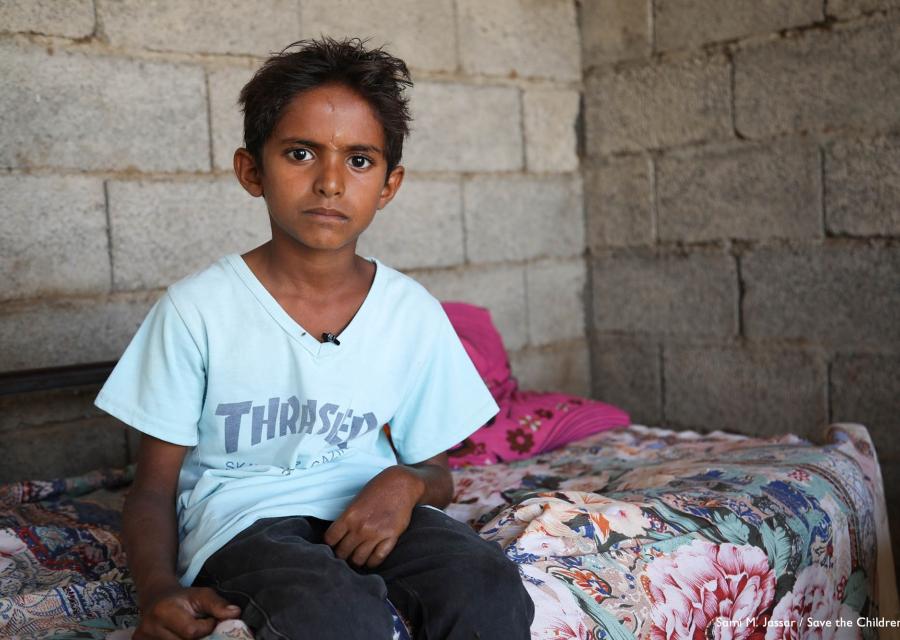 bambino yemenita seduto sul letto con sguardo molto triste