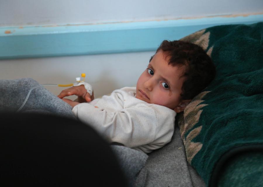 Un bambino in cura per il colera, epidemia che sta colpendo lo Yemen