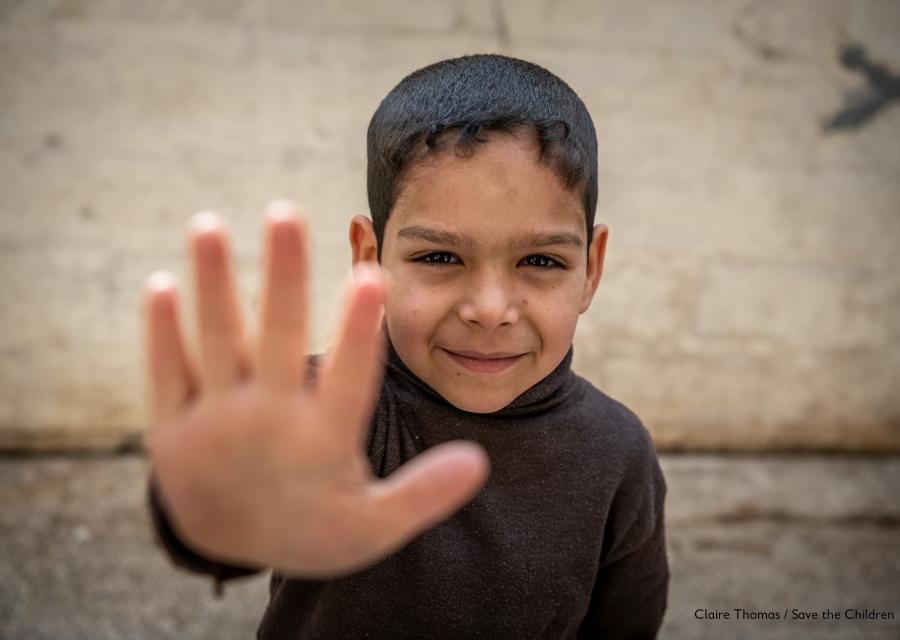 bambino con mano aperta in primo piano