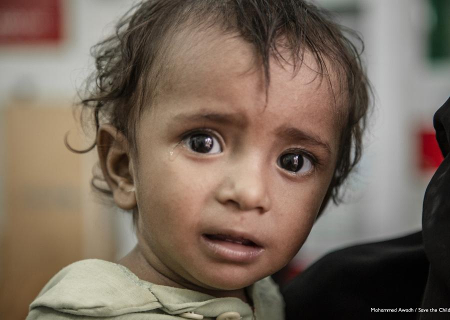 Primo piano bambino yemenita che piange