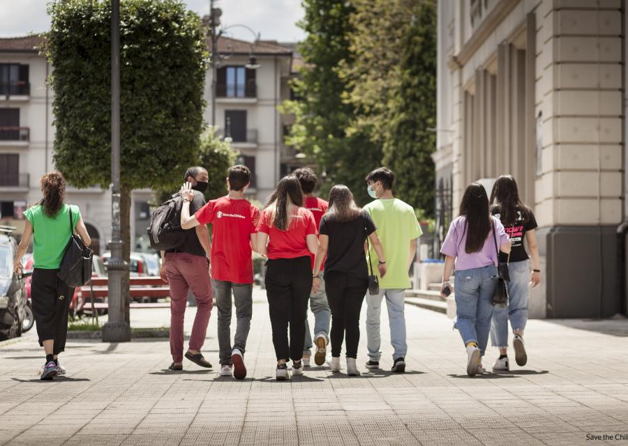 Ragazzi e ragazze di under radio camminano di spalle