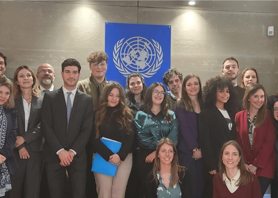 giovani attivisti per l'ambiente in posa con alle spalle logo UNDP 