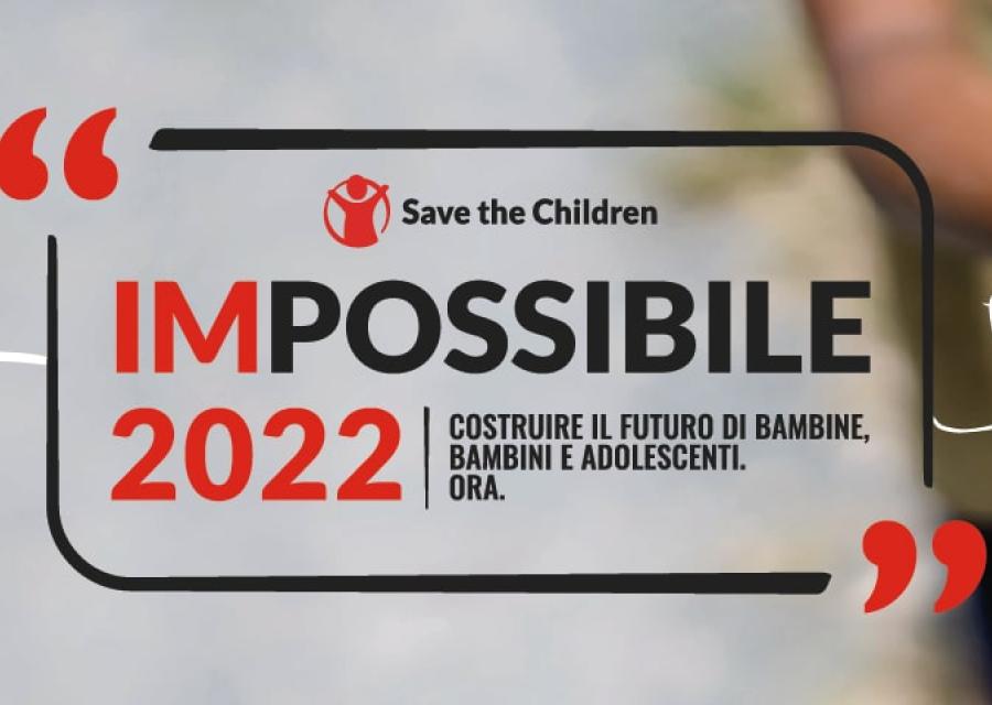 grafica con al centro scritte "impossibile 2022" e a destra delle mani di un bambino che tengono un libro disegnatop di bianco