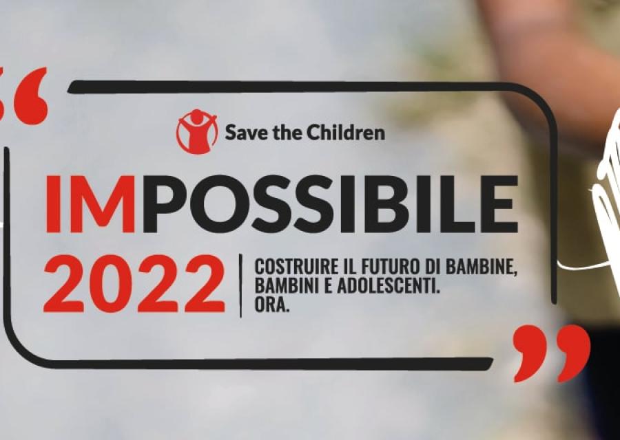 grafica con al centro scritte "impossibile 2022" e a destra delle mani di un bambino che tengono un libro disegnatop di bianco