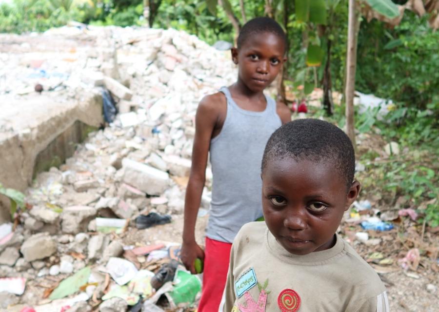 2 bambini vicino alle macerie del terremoto di Haiti in agosto 2021