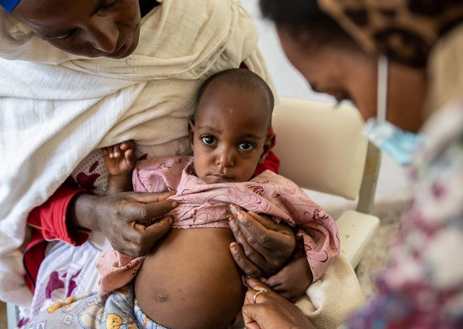 Una nostra operatrice misura il braccio di una bambina per identificare un possibile caso di malnutrizione.