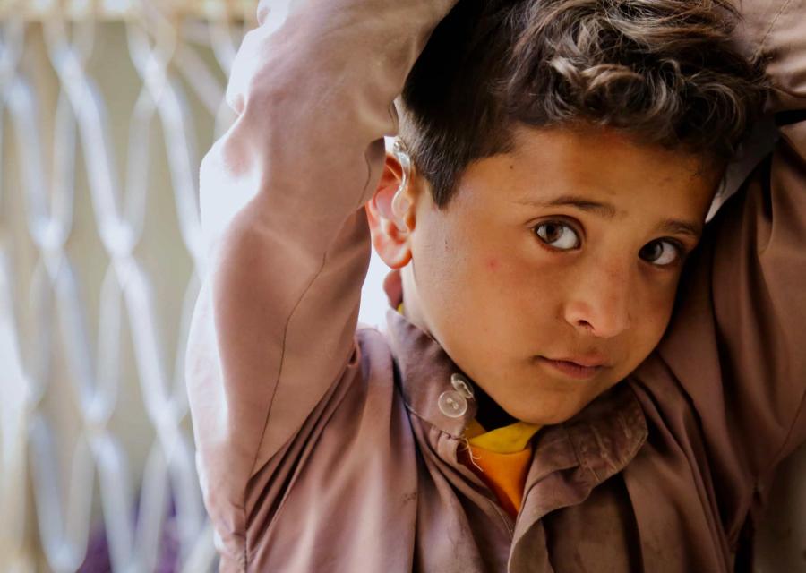 Un bambino in Yemen porta un apparecchio all'orecchio donato da Save the Children