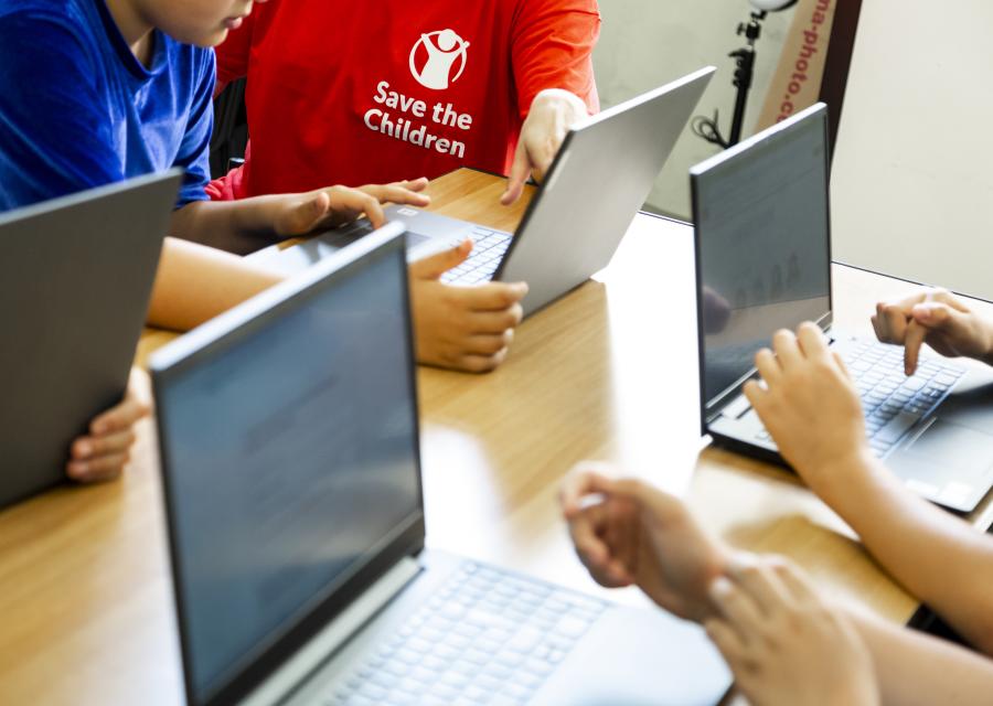 bambini che producono i prodotti di comunicazione al computer durante il laboratorio di connessioni digitali