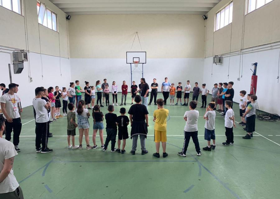 attività di bambini al punto luce di barra