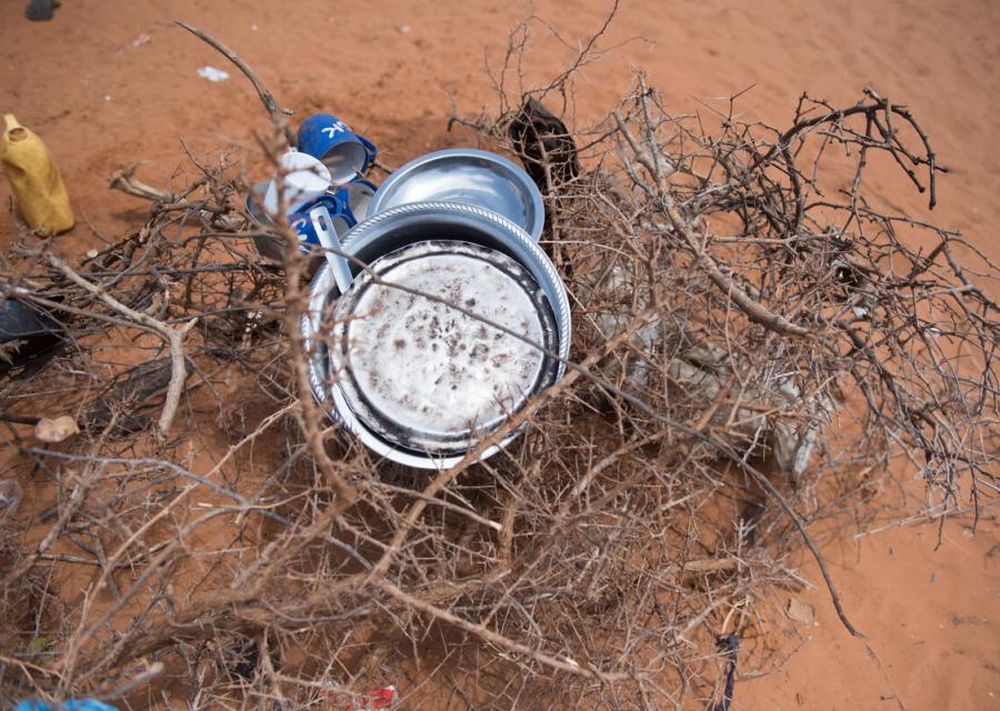 stoviglia vuota su legnetti a terra