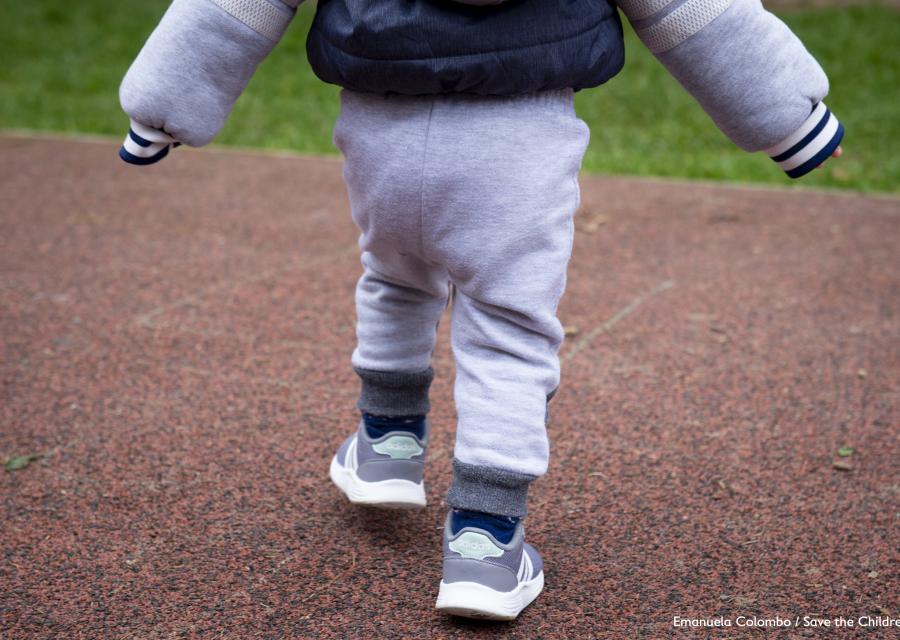 bambino ripreso di spalle a mezzo busto 