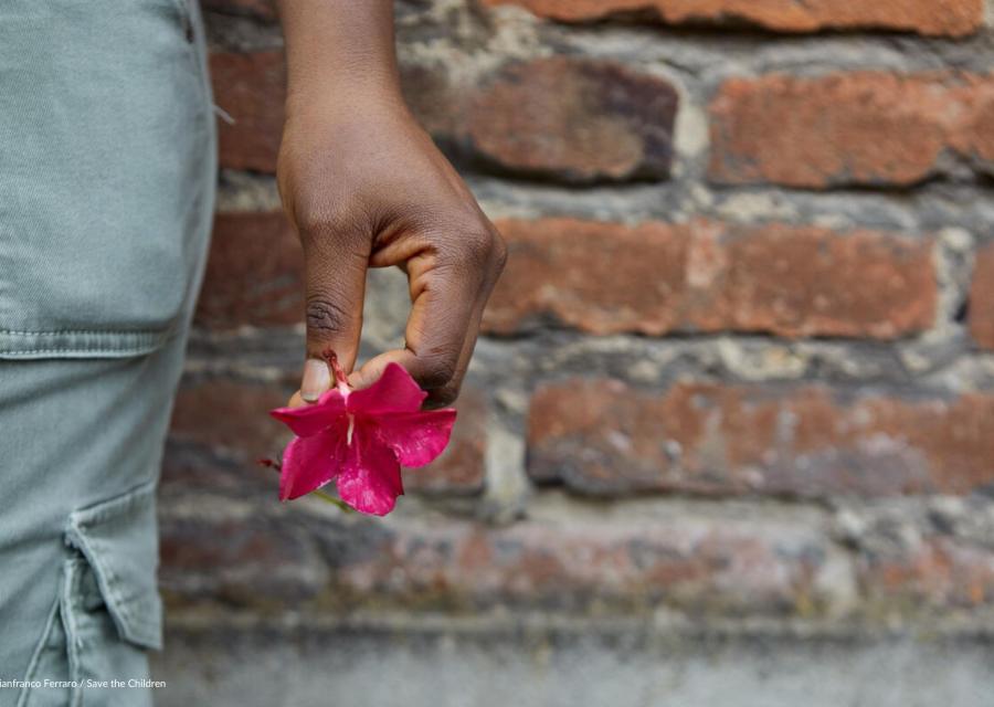 ragazza con fiore in mano 