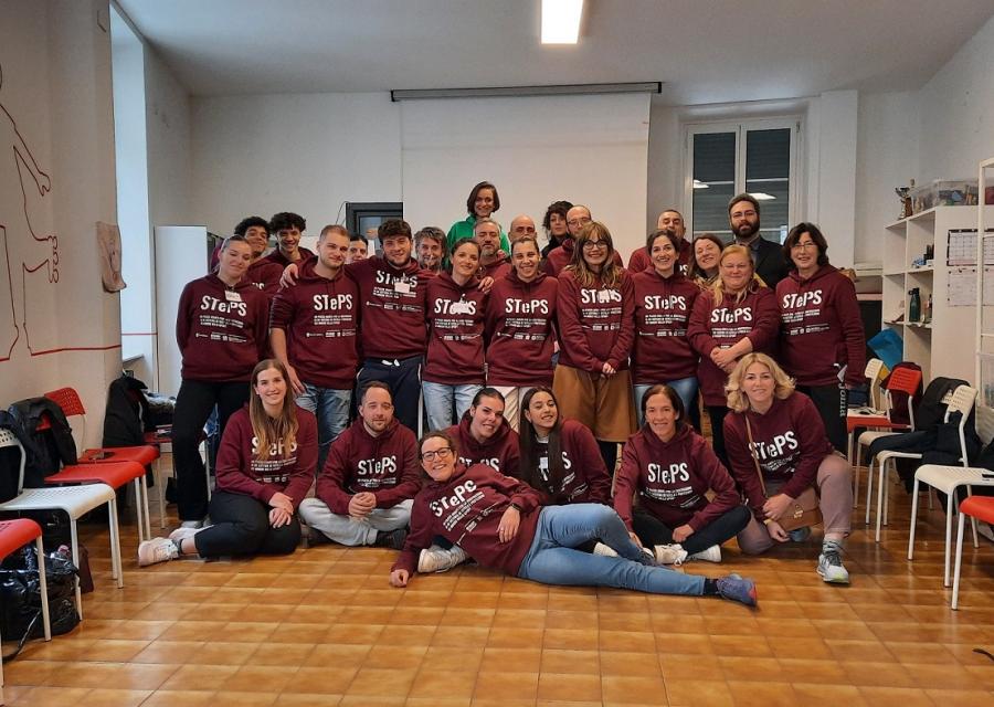 Foto di gruppo di ragazzi e ragazze del progetto STePS