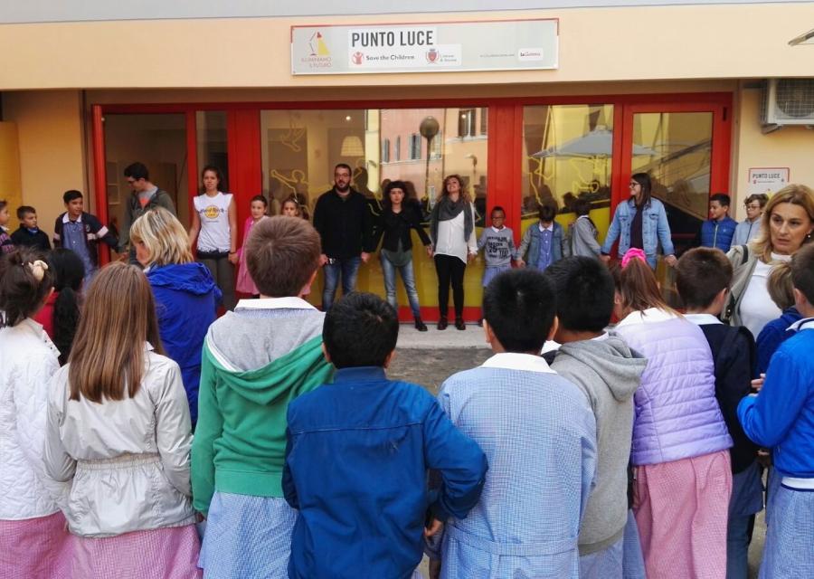 Gruppo di ragazzi e ragazze davanti al Punto Luce di Ancona