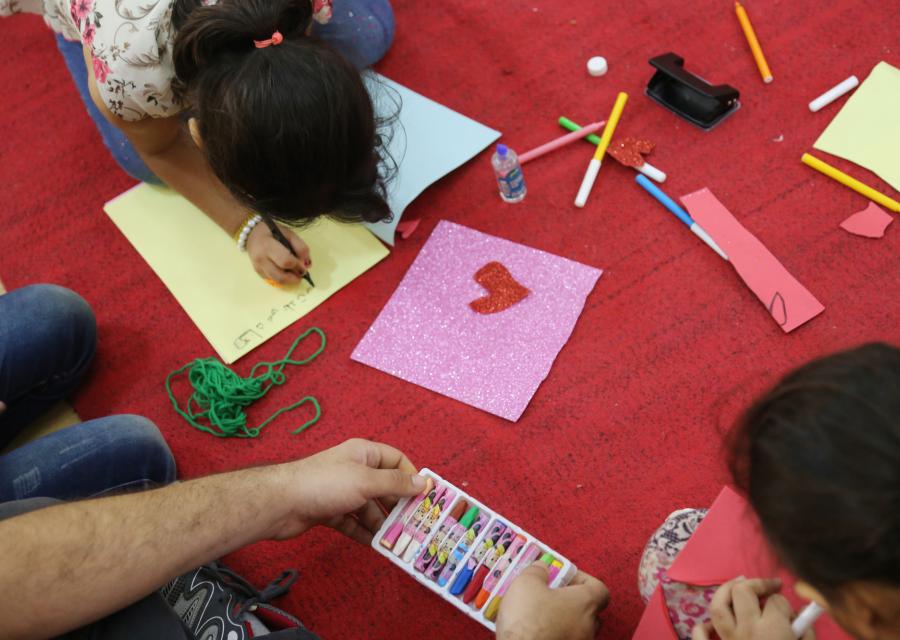 Bambine e bambini che disegnano
