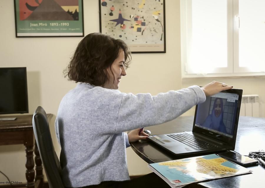 ragazza di fronte a un pc mentre videochiama un altra ragazza