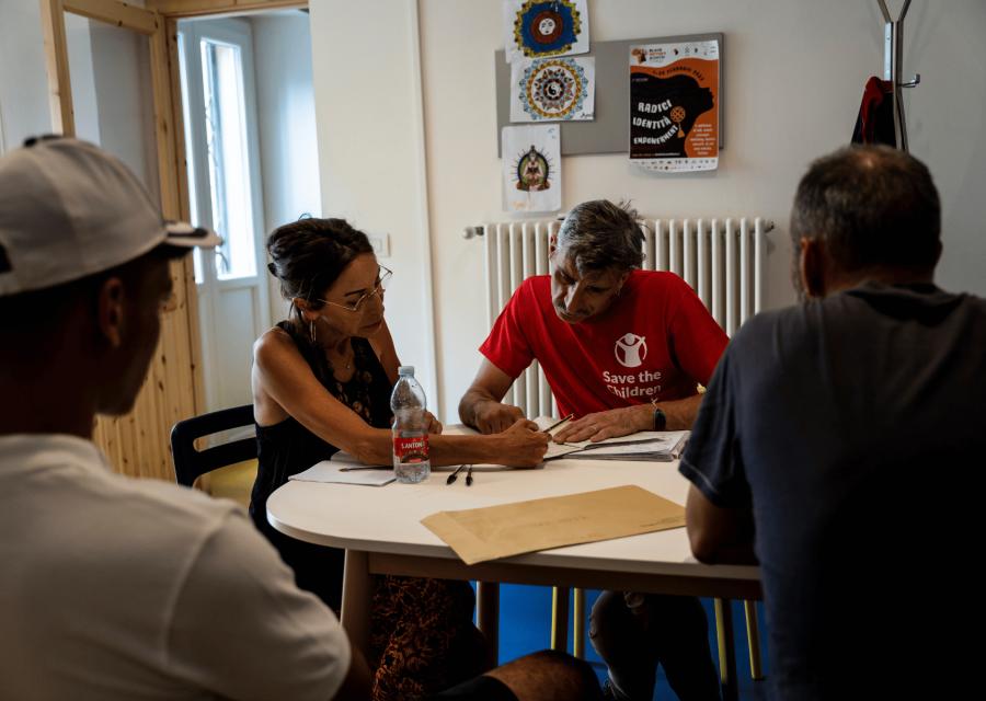 ragazzi di civico zero con operatori Save the Children 