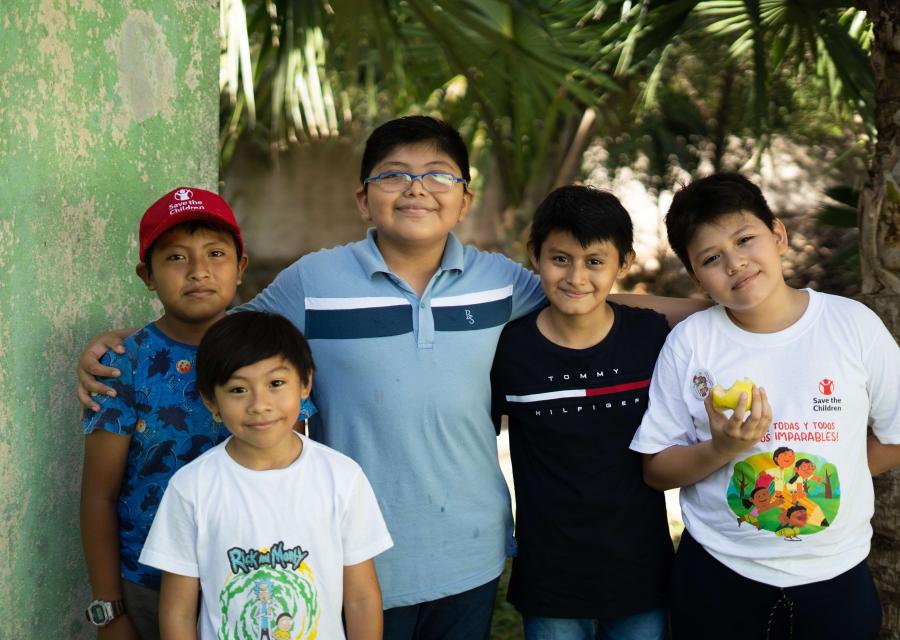 bambini si abbracciano e sorridono felici