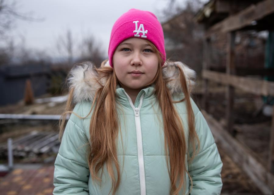 Ritratto di bambina ucraina con cappello rosa