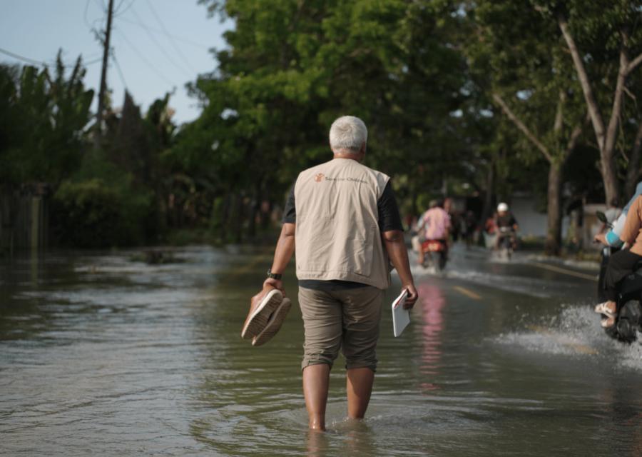 signore con piedi in acqua dopo un alluvione