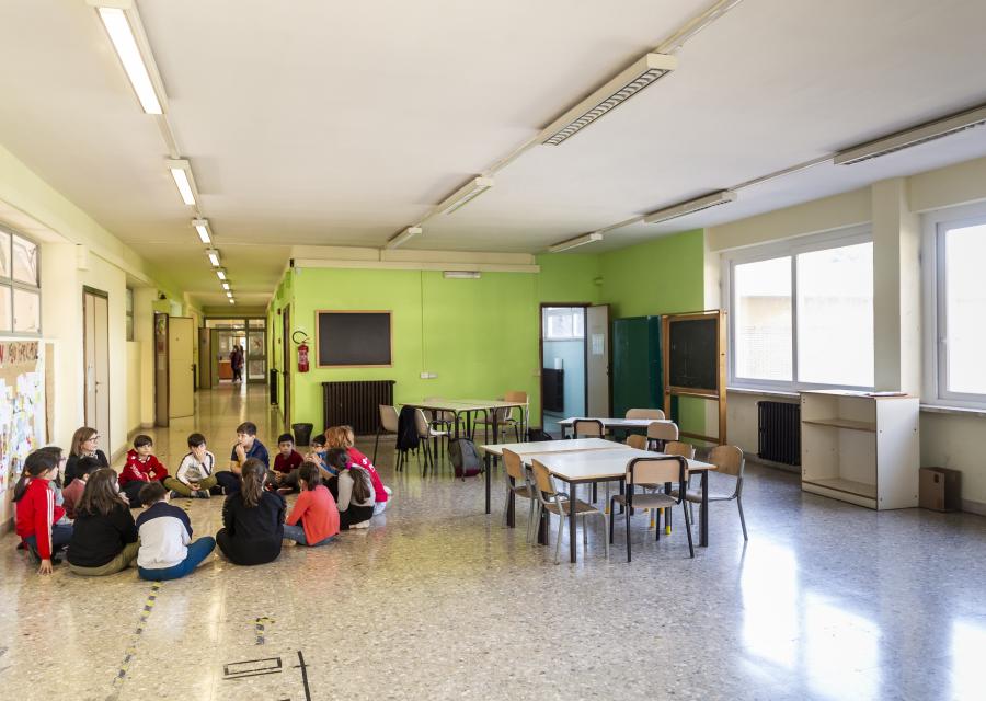Bambini seduti in cerchio a scuola