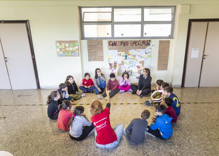 Bambini in cerchio a scuola per il consiglio Fuoriclasse