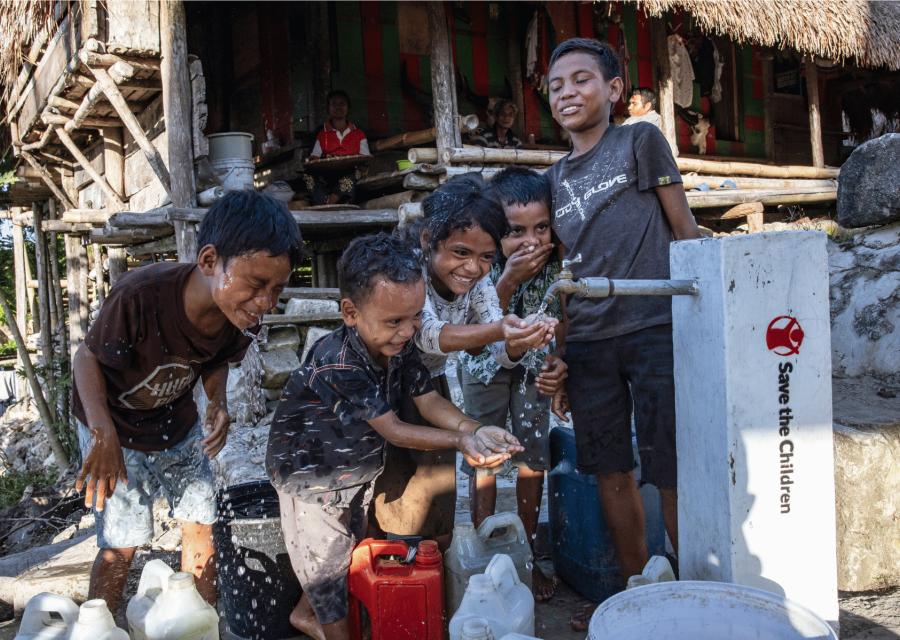 bambini che giocano in una fontana 