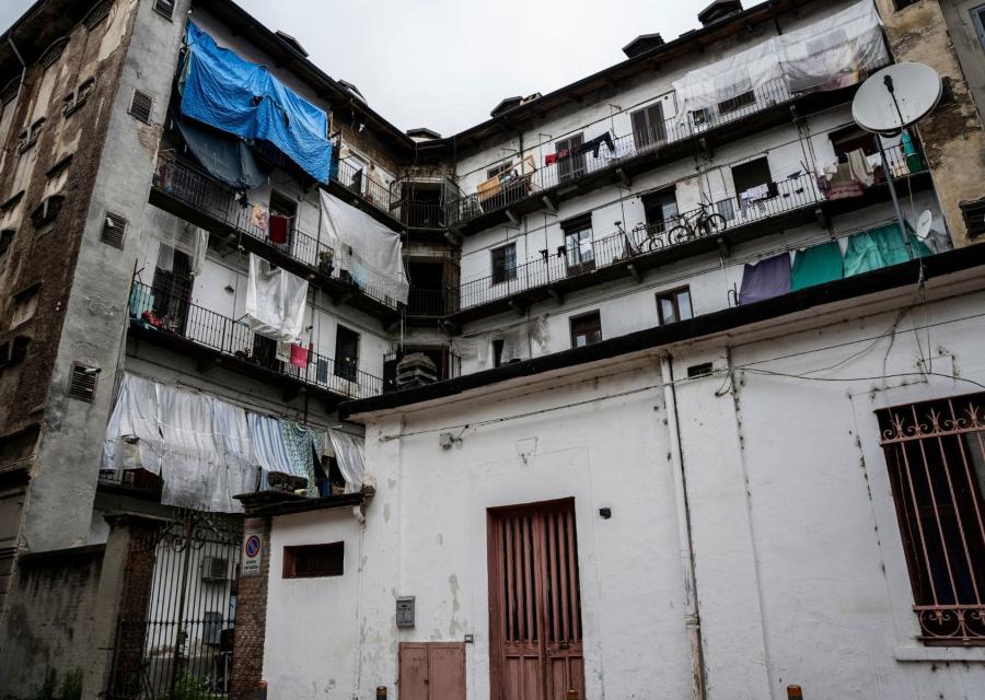 palazzo in condizioni critiche che mostra una situazione di povertà