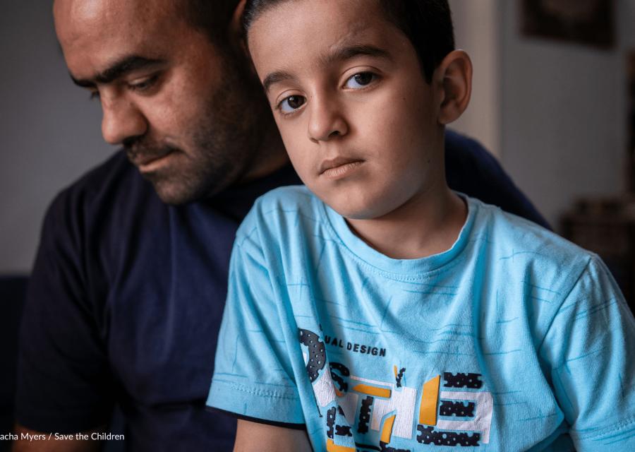 bambino palestinese con maglietta azzurra 