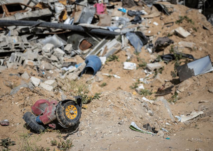 caos della guerra a Gaza con giocattolo di bambino disperso tra le macerie