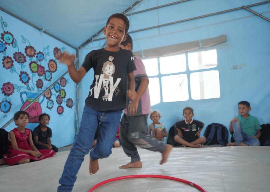 Bambini di Gaza che giocano sorridenti 