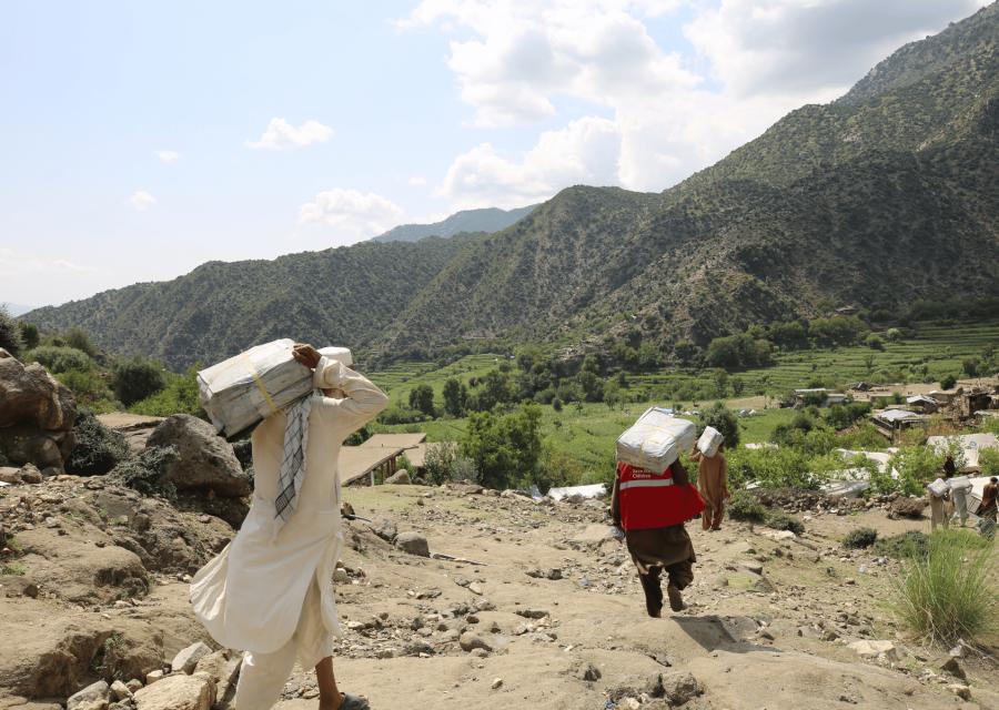 Il personale di Save the Children trasporta aiuti nelle aree colpite dal terremoto a Kunar, in Afghanistan