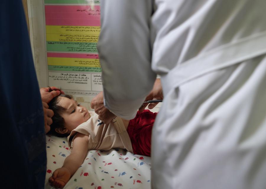 Dottore che controlla la saluta di una bambina Afghana