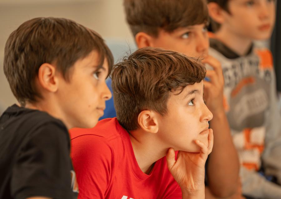 Bambini che guardano verso l'alto