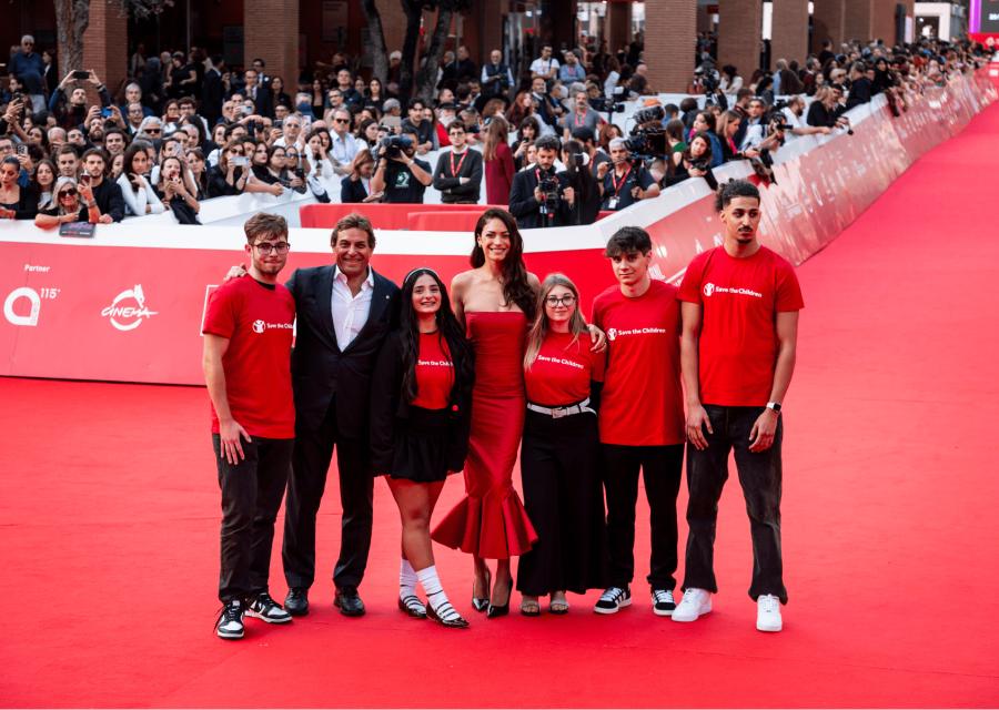 Elodie con i protagonisti e Claudio Tesauro sul red carpet della Festa del Cinema di Roma per “Fuori dai Margini”