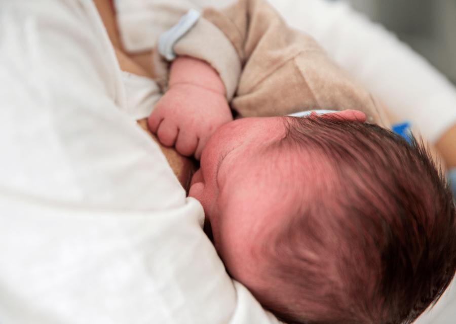 bambino che allatta al seno 