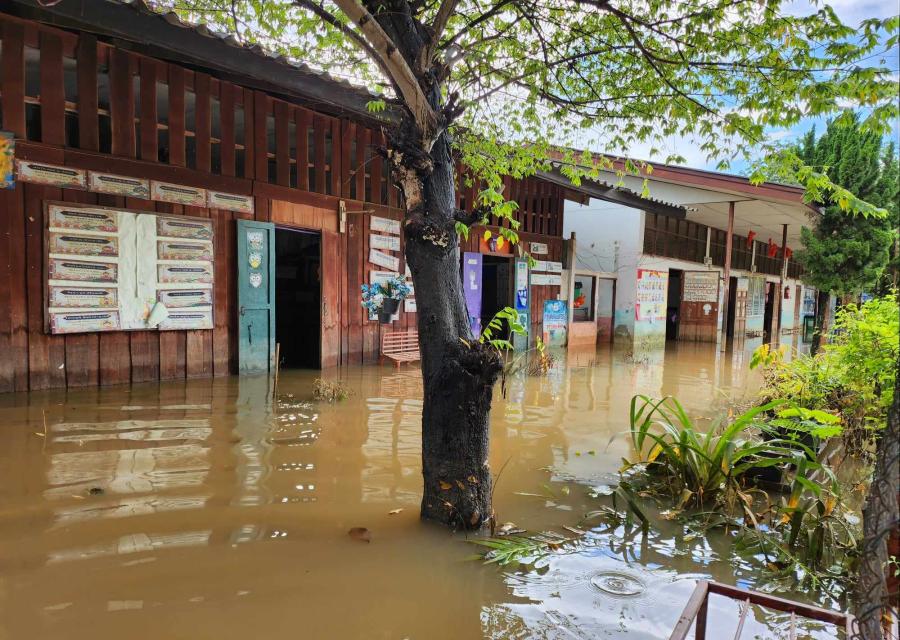scuola e natura allagata da piogge forti in Thailandia e Indonesia 