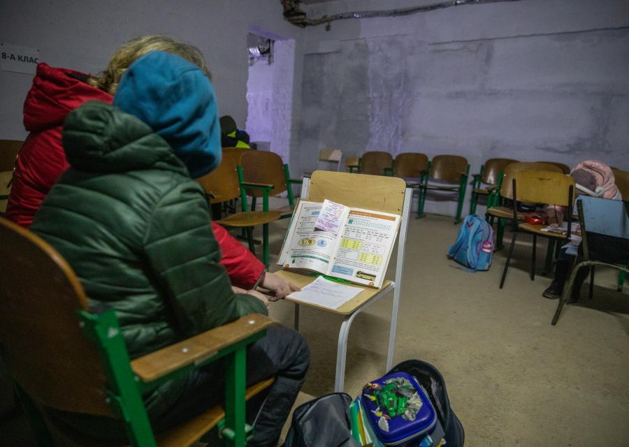 bambino e maestra fanno lezione a scuola durante la guerra 
