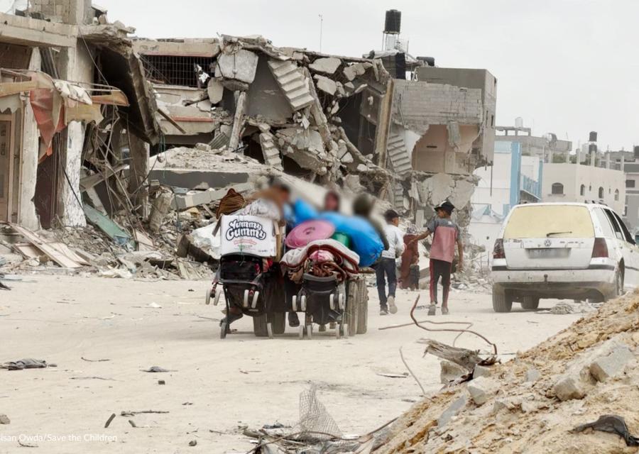 Bambini e famiglie in fuga da Rafah che arrivano su un carretto a Khan Younis