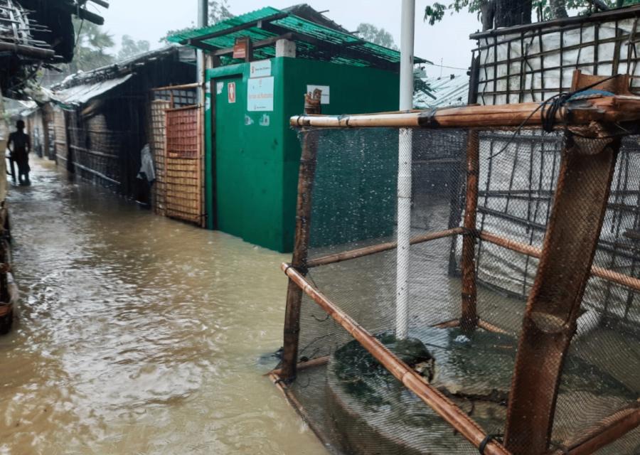Una strada allagata in un campo profughi Rohingya