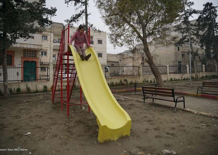 Bambina gioca sullo scivolo