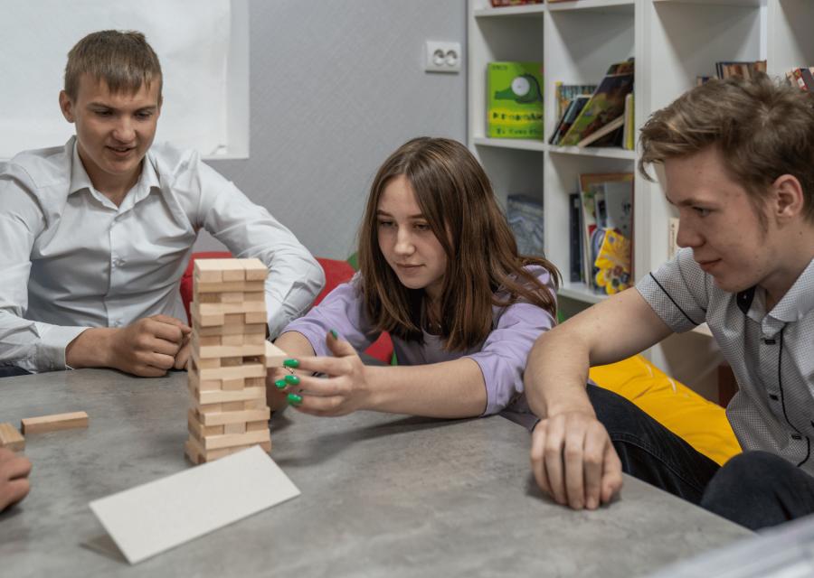 Tre adolescenti che giocano a Jenga
