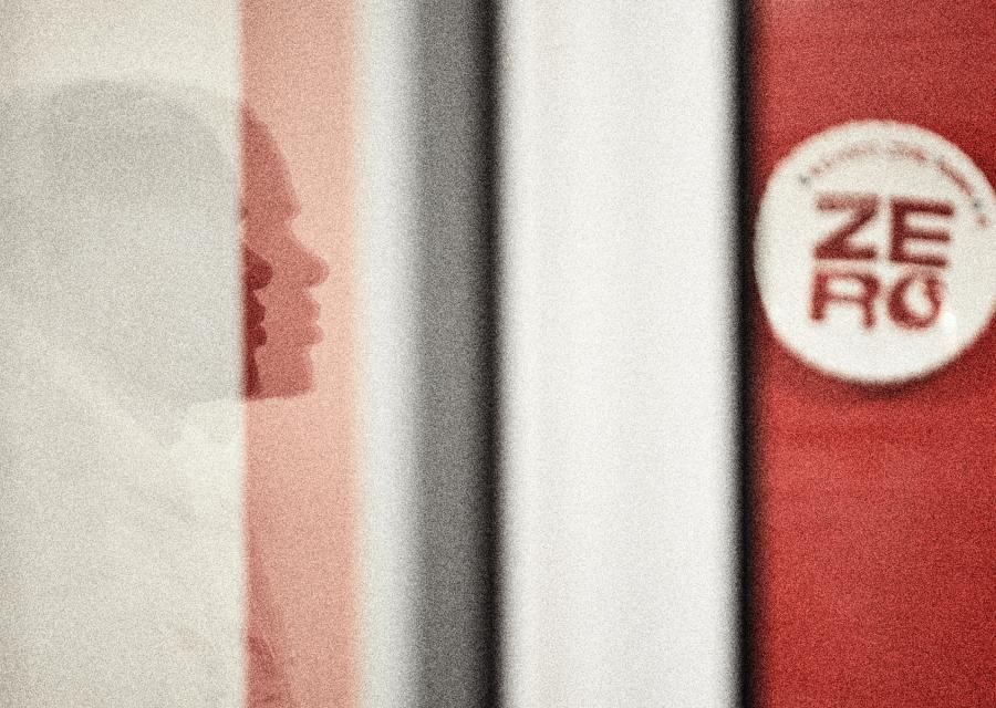 Ombra di  un ragazzo con il logo di CivicoZero sulla destra