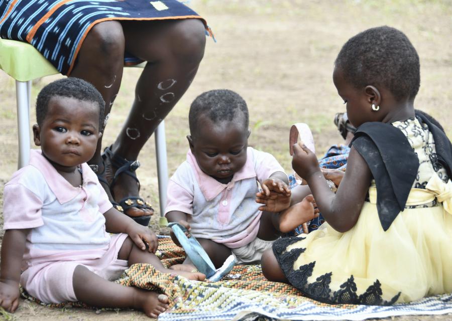 Tre bambine coinvolte nel progetto realizzato con Ferrero sulla filiera del cacao in Costa d’avorio
