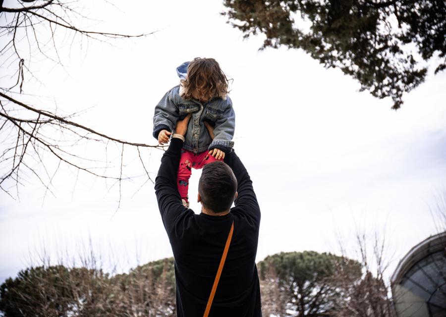 Padre che prende in braccio la propria figlia 