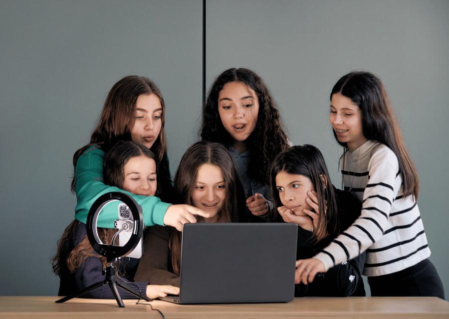 bambine che guardano un computer 